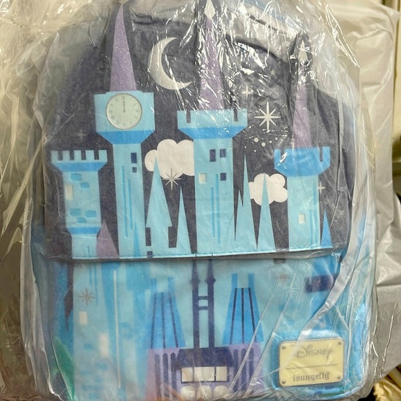 24HR DROP ⬇️ Sug Loungefly Cinderella Castle Backpack - Picture 1 of 2